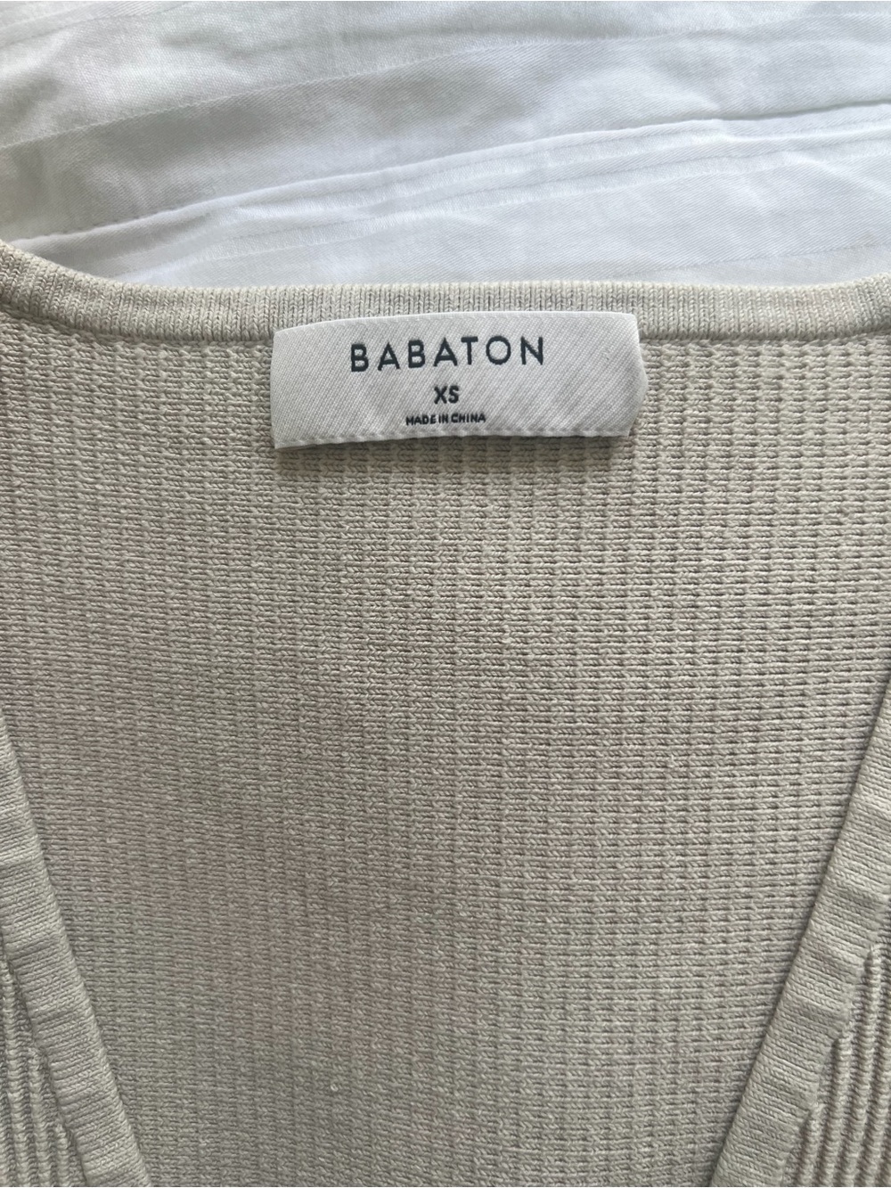 BABATON Aritzia Oatmeal Sculpt
Knit Deep V-Neck Cropped Fitted Ribbed Tank Top - Picture 7 of 8